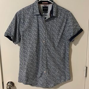 Denim & flower slim fit button up short sleeve size medium